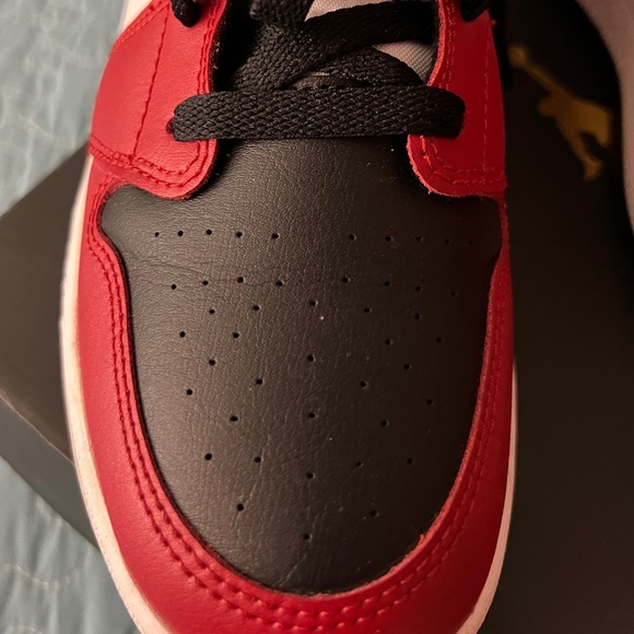 JORDAN 1 MID CHICAGO BLACK TOE GS | Size 6Y - Picture 5 of 11